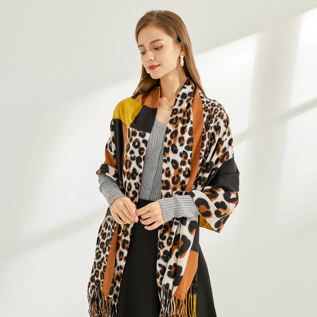 Chal con flecos y estampado de leopardo view 4