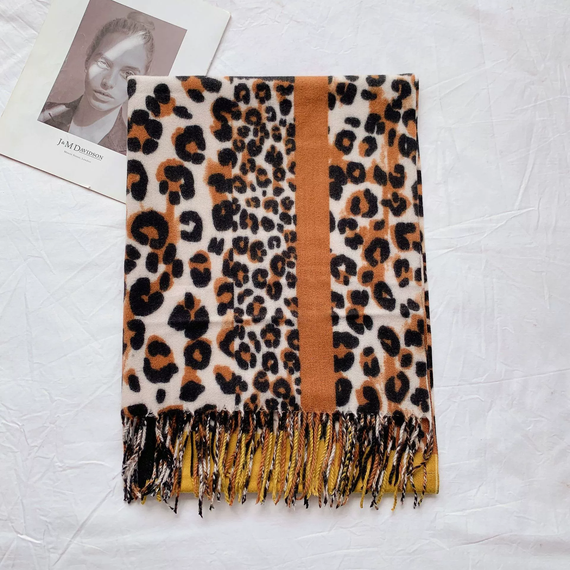 Chal con flecos y estampado de leopardo view 6