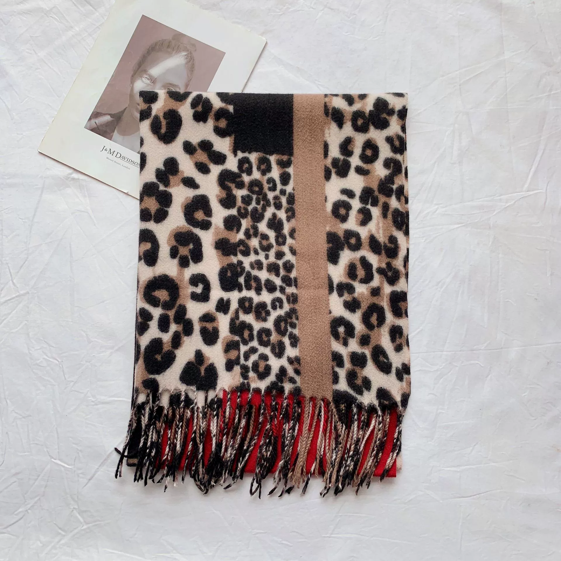 Chal con flecos y estampado de leopardo view 7