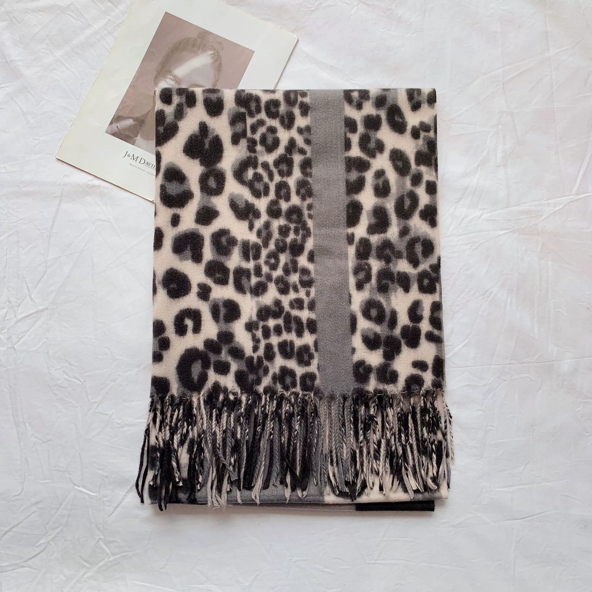 Chal con flecos y estampado de leopardo view 8