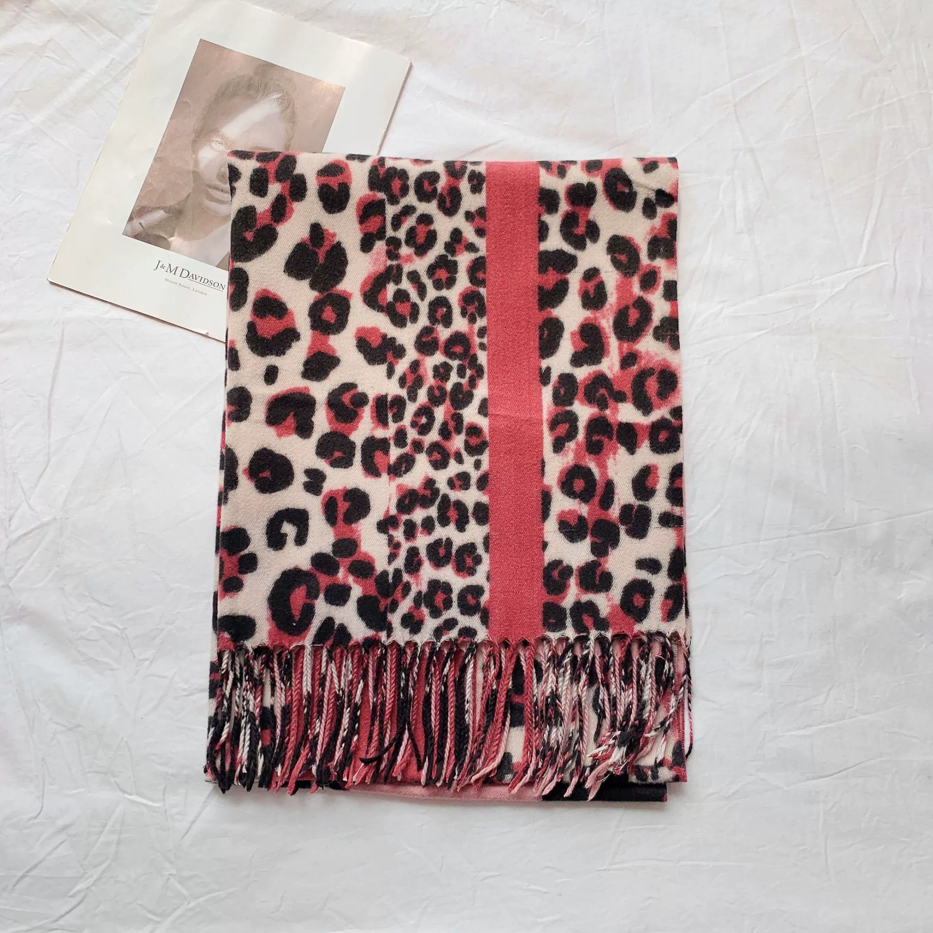 Chal con flecos y estampado de leopardo view 9