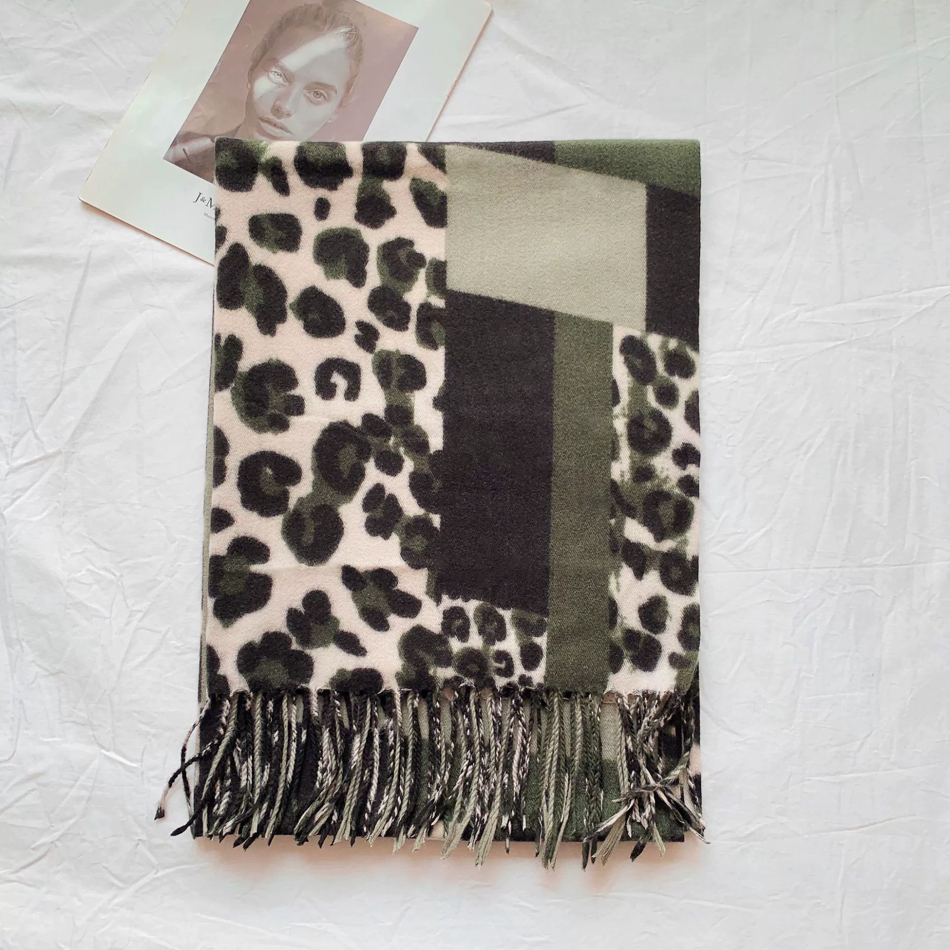 Chal con flecos y estampado de leopardo view 10