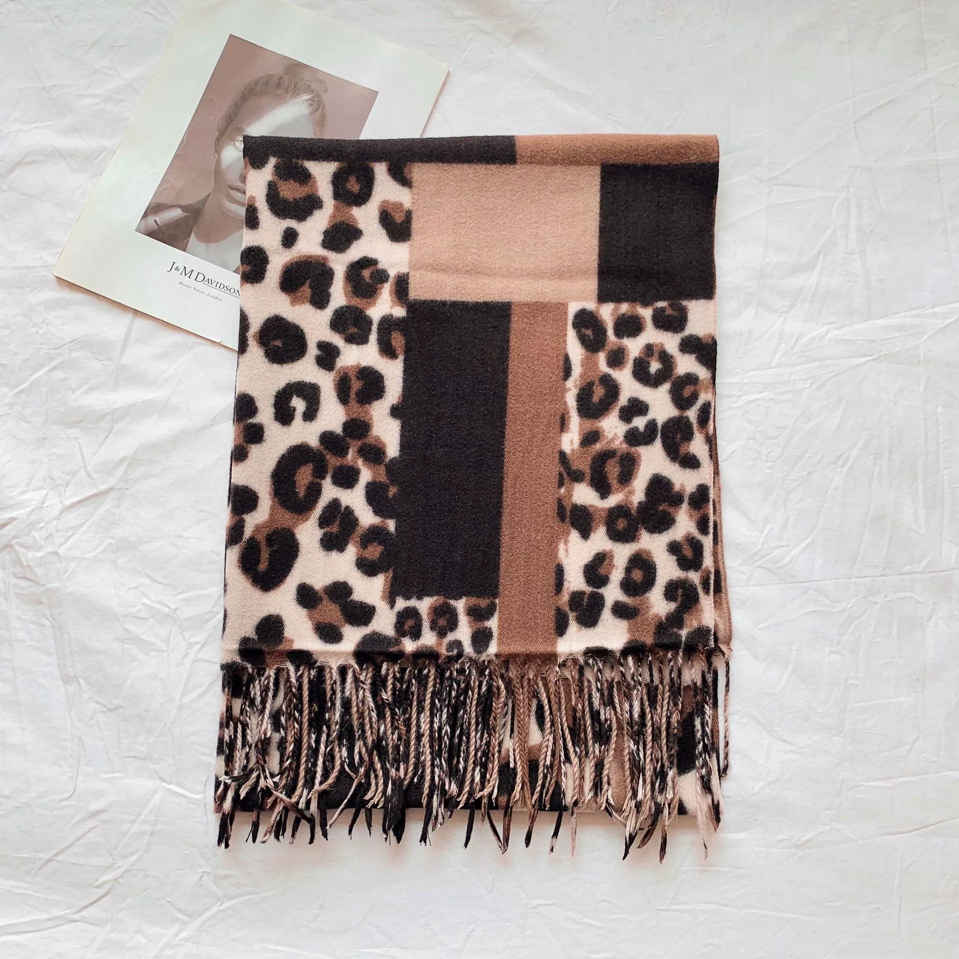 Chal con flecos y estampado de leopardo view 11