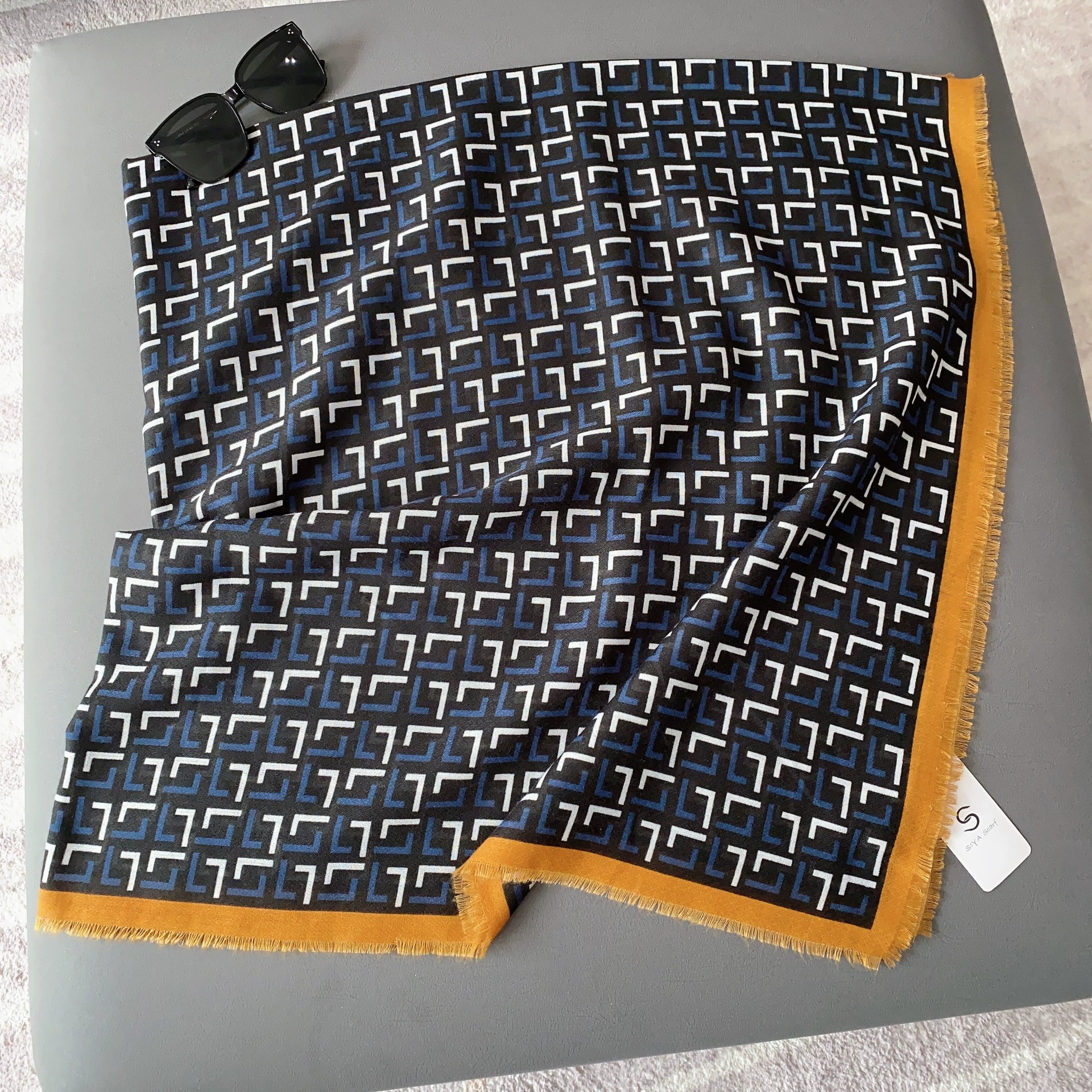 Pañuelo de algodón y lino de 130 cm con estampado de letras view 2