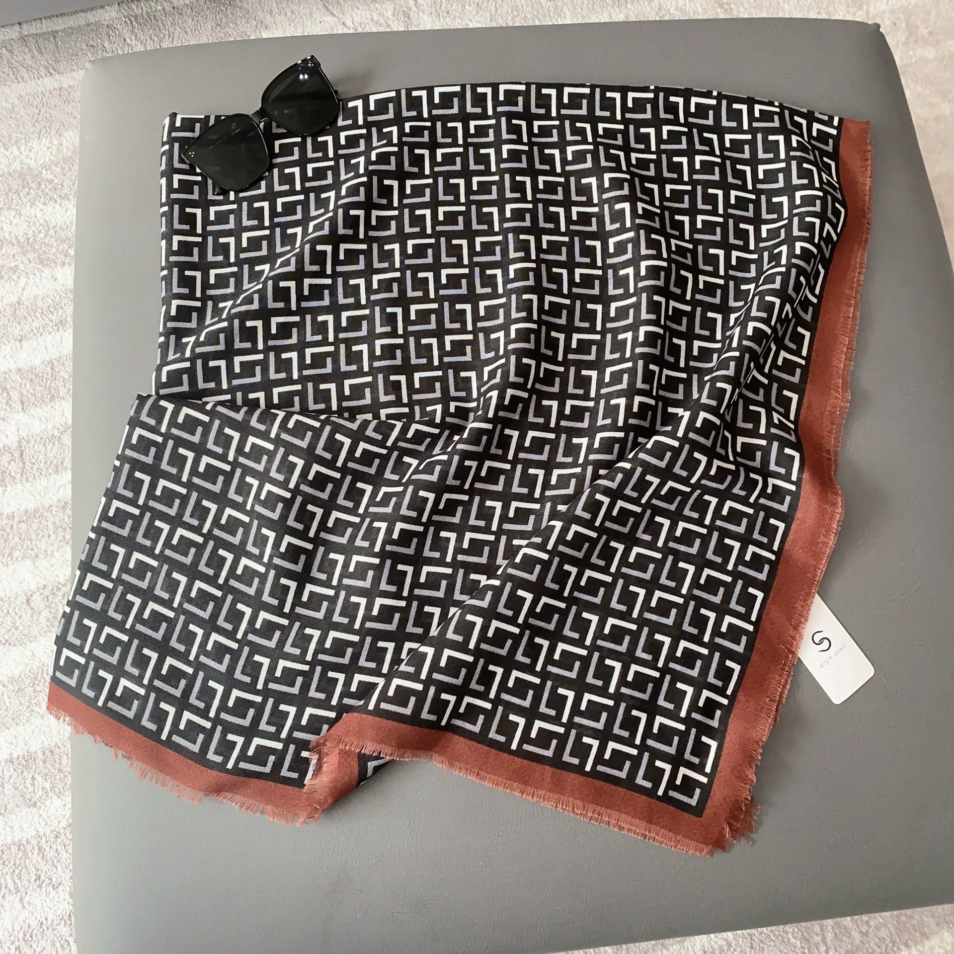 Pañuelo de algodón y lino de 130 cm con estampado de letras view 3