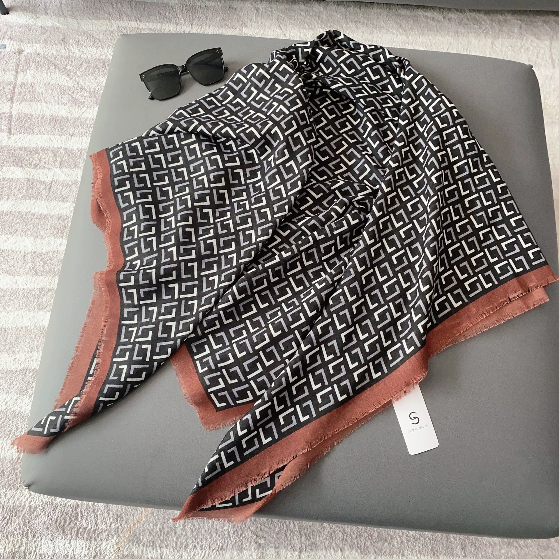 Pañuelo de algodón y lino de 130 cm con estampado de letras view 4