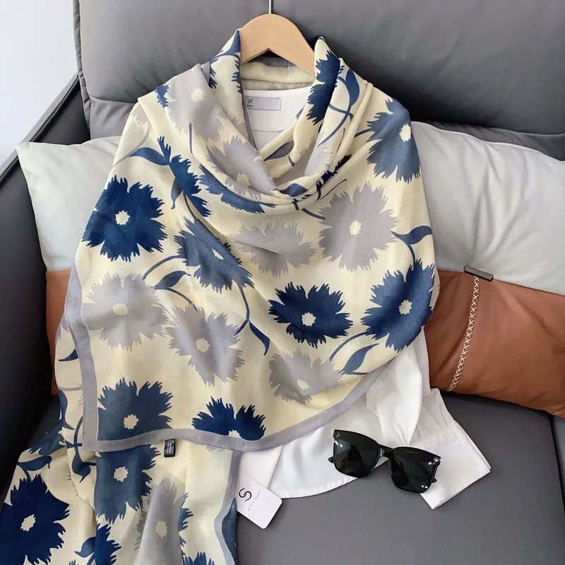 Pañuelo largo de algodón mezclado con estampado floral