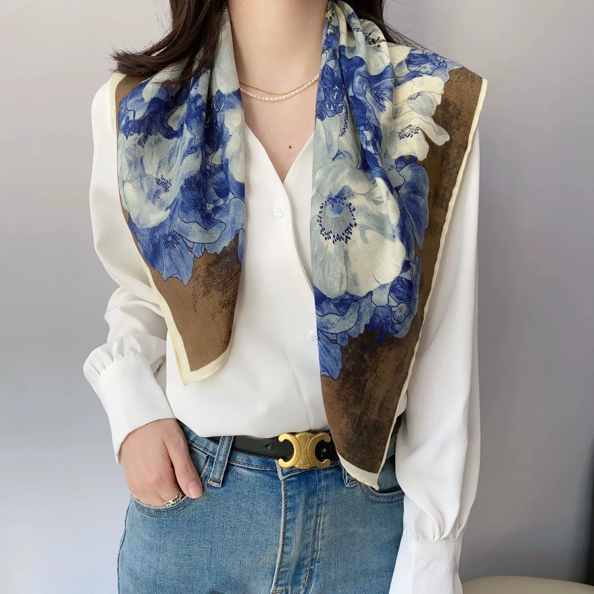 Foulard carré en coton imprimé papillon view 4