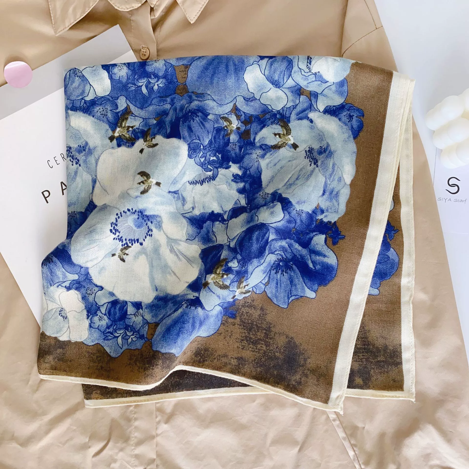 Foulard carré en coton imprimé papillon view 7