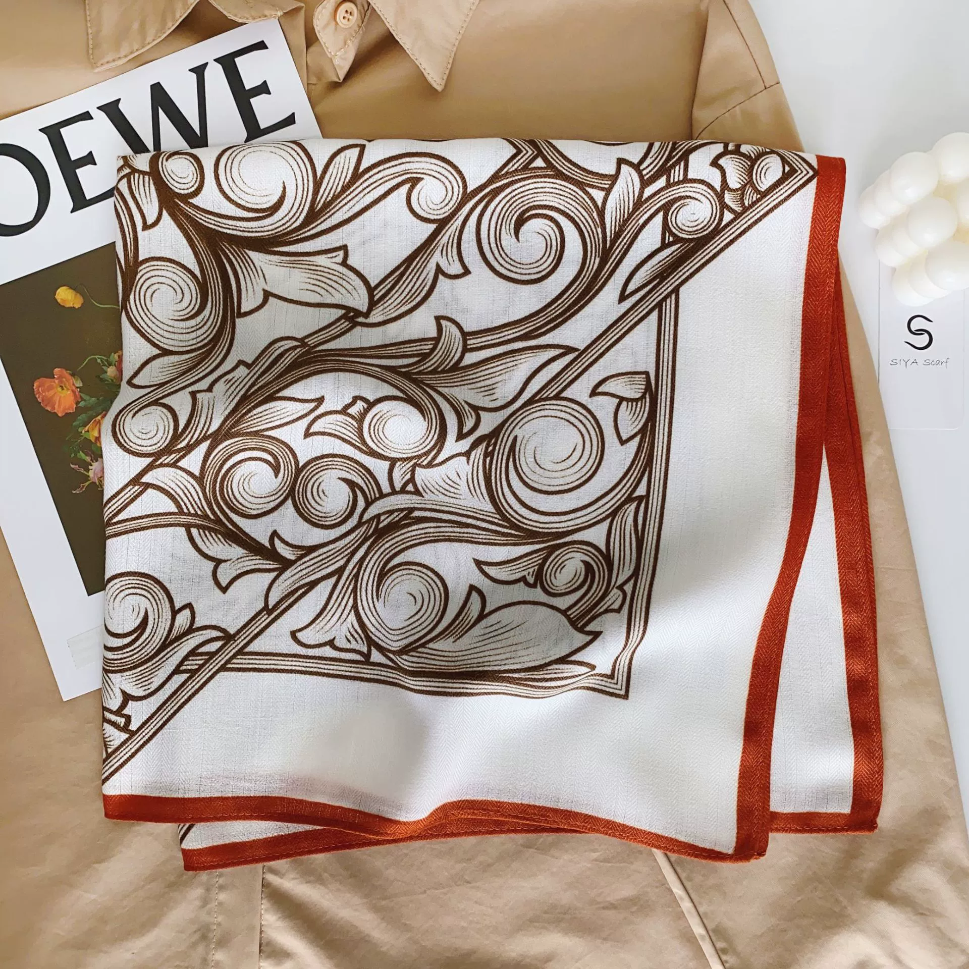 Foulard carré en coton imprimé papillon view 9