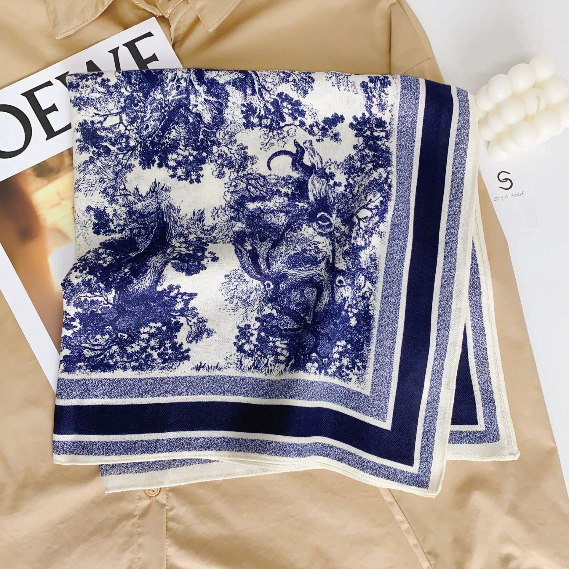 Foulard carré en coton imprimé papillon view 12
