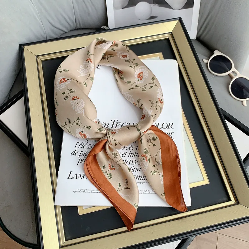 Foulard carré 70 cm à fleurs