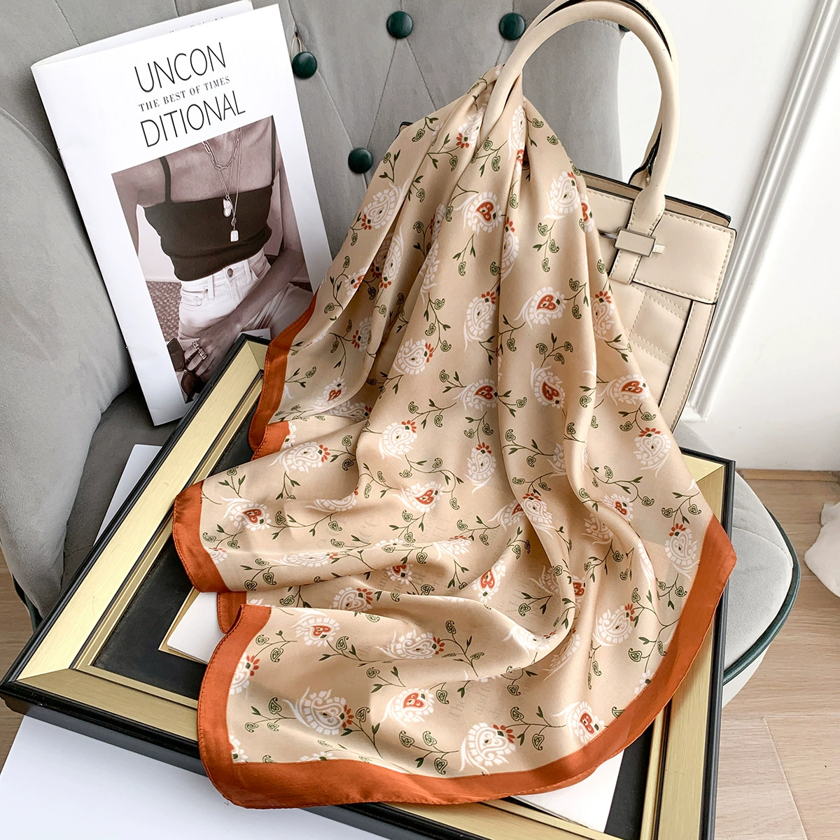Foulard carré 70 cm à fleurs view 2