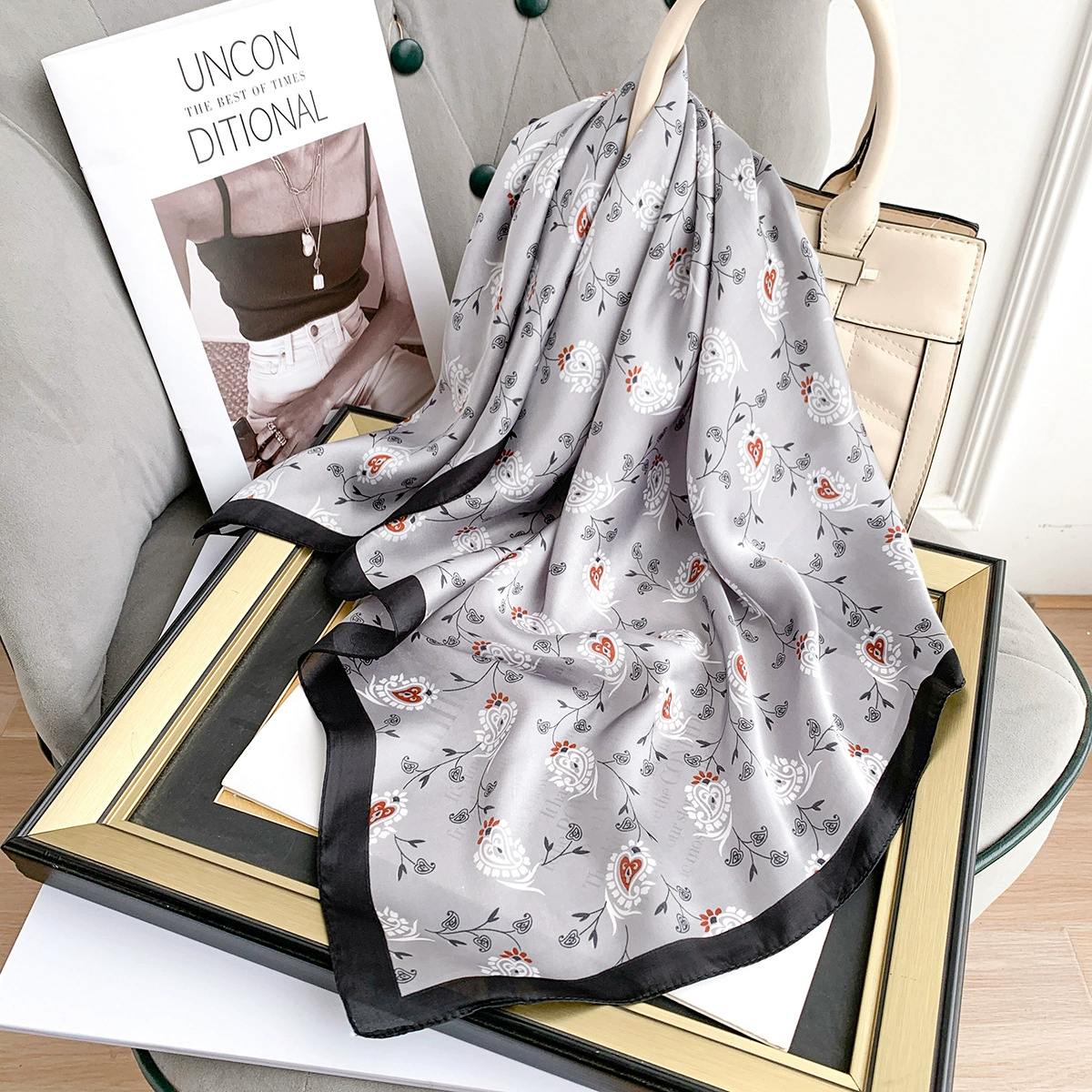 Foulard carré 70 cm à fleurs view 4