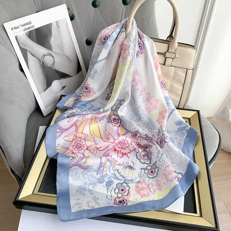 Foulard carré imitation soie à fleurs