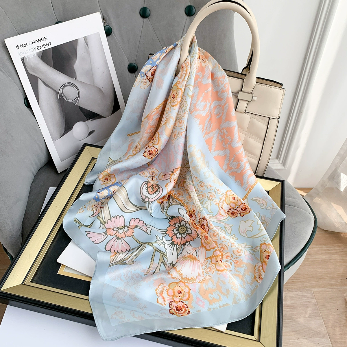 Foulard carré imitation soie à fleurs view 6