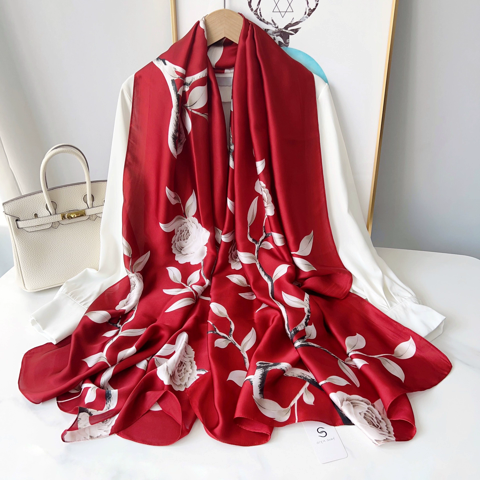 Foulard imitation soie à imprimé rose view 3