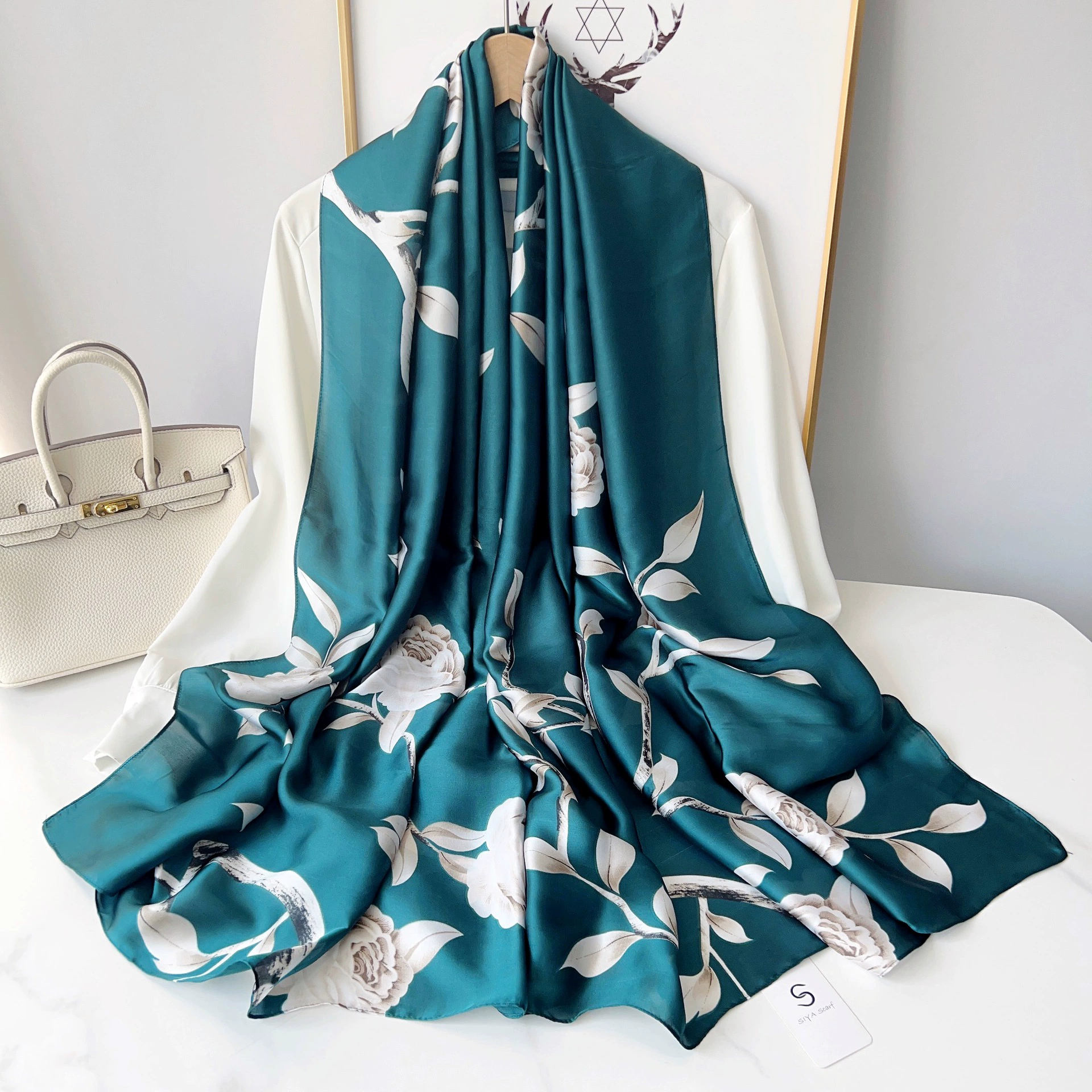 Foulard imitation soie à imprimé rose view 6