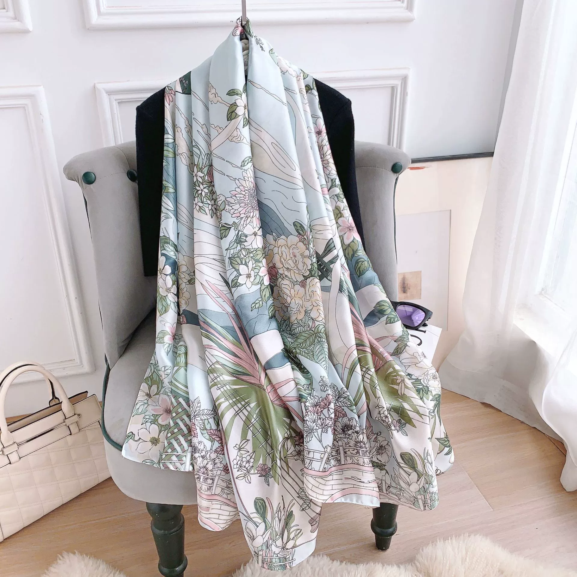 Foulard en voile à imprimé floral view 2