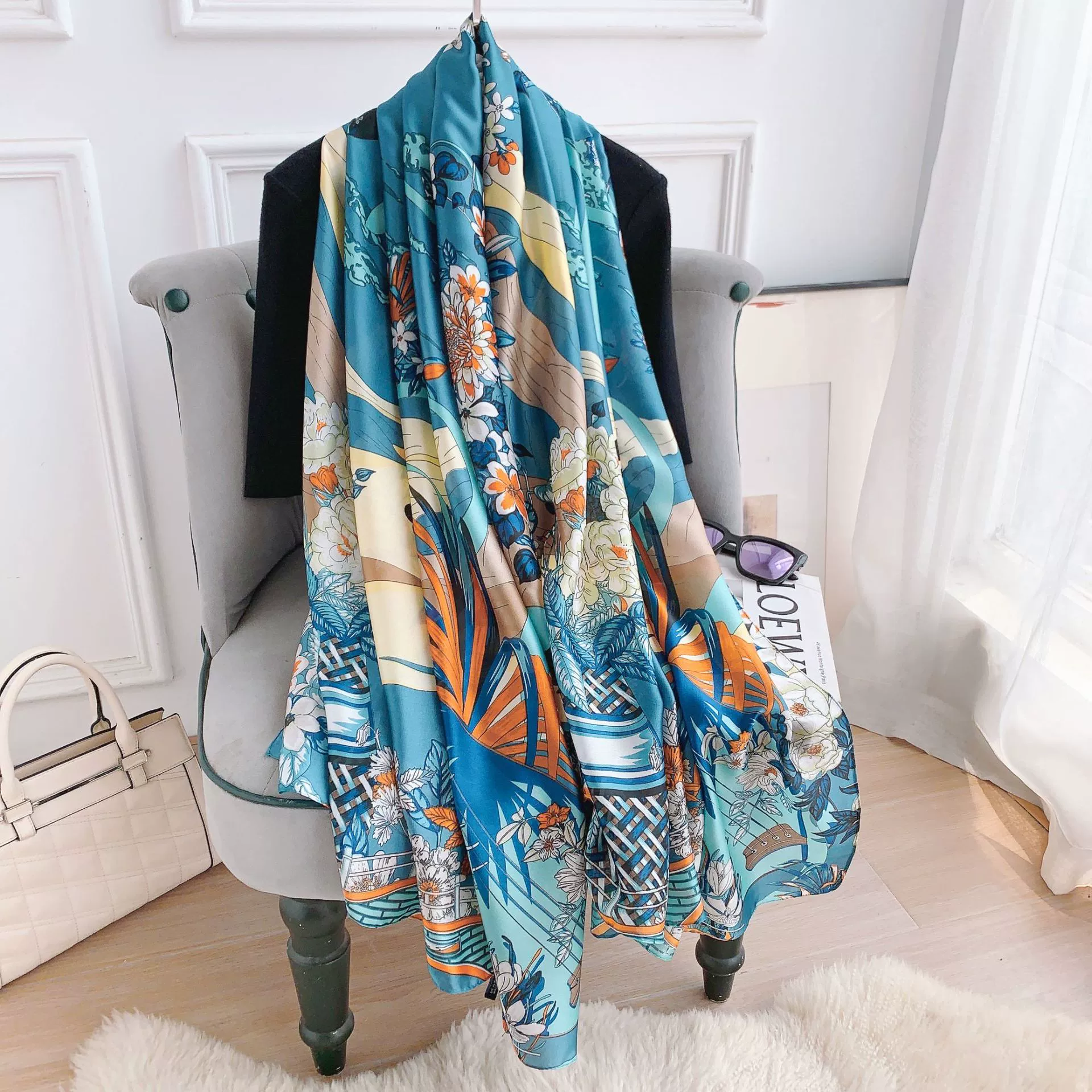 Foulard en voile à imprimé floral view 3