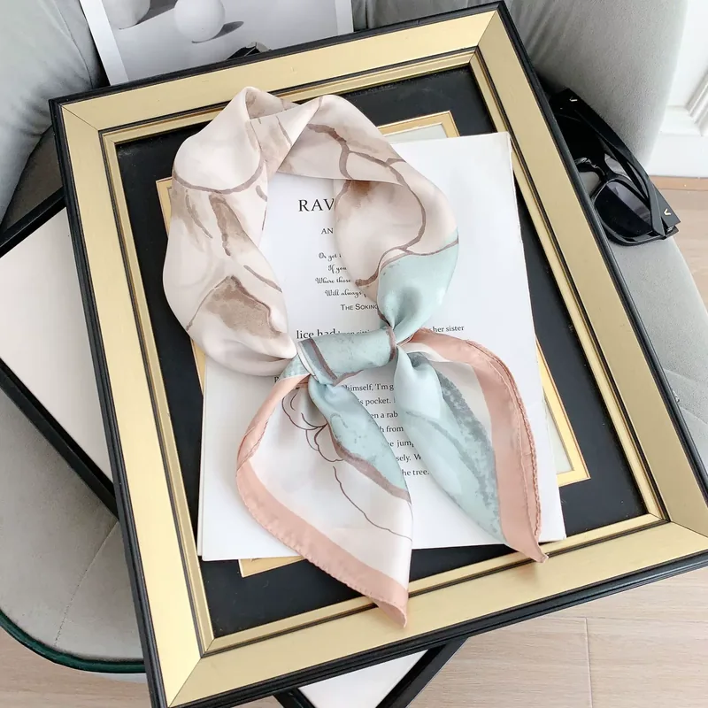 Pañuelo cuadrado con camelia
