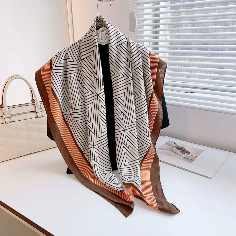 Pañuelo cuadrado geométrico de 110 cm