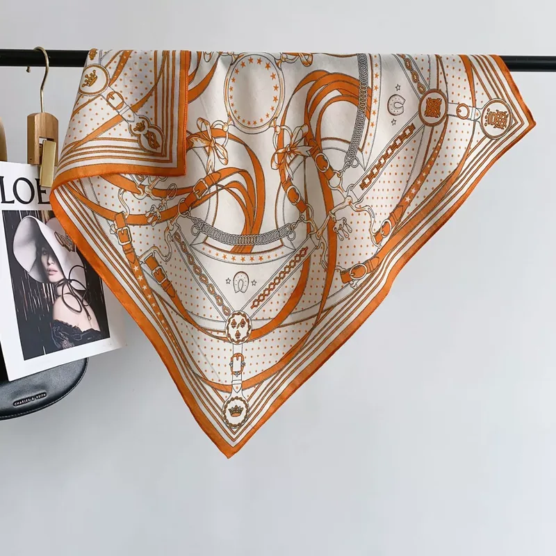 Pañuelo cuadrado de terciopelo de 70 cm con estampado de cadena