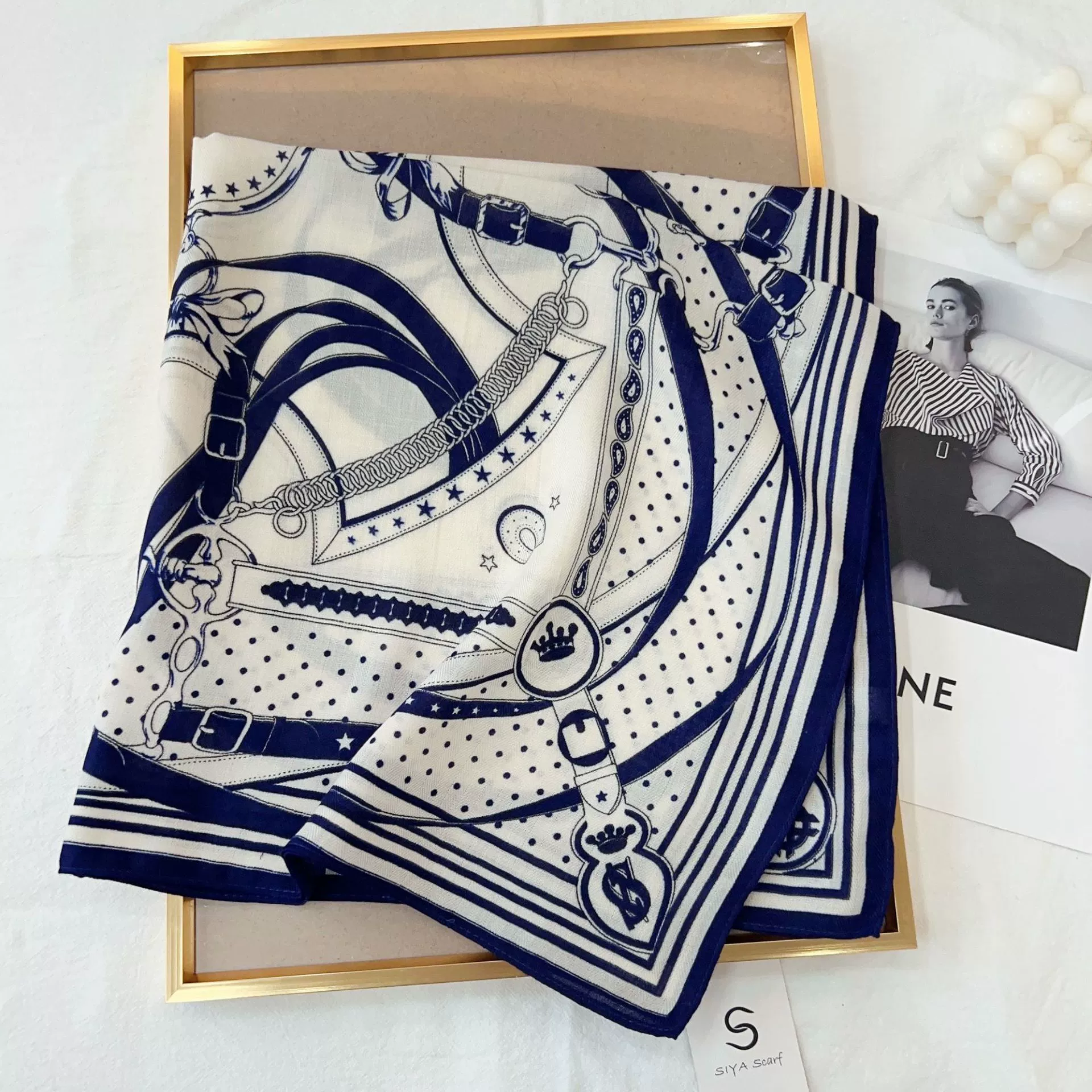 Pañuelo cuadrado de terciopelo de 70 cm con estampado de cadena view 2