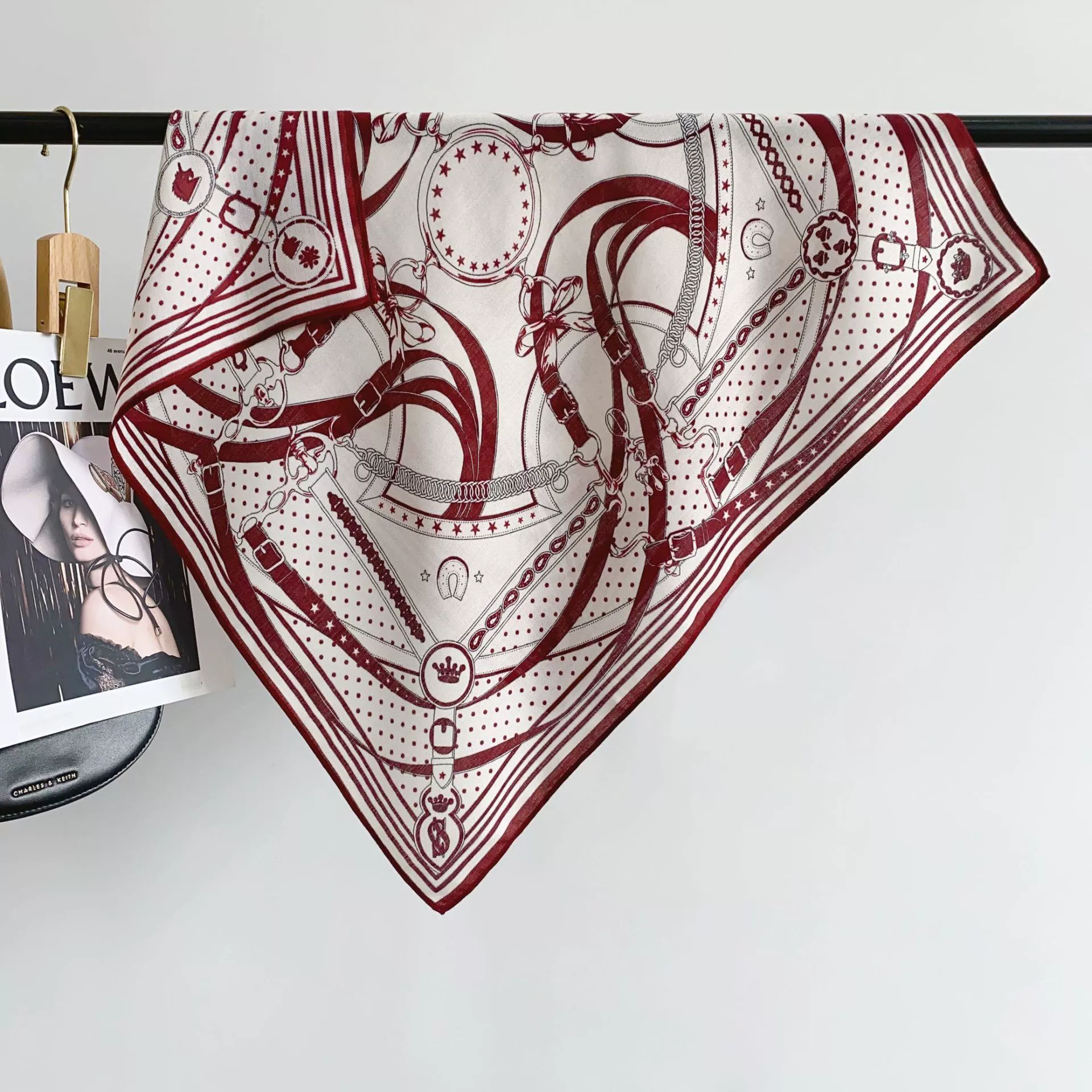 Pañuelo cuadrado de terciopelo de 70 cm con estampado de cadena view 3