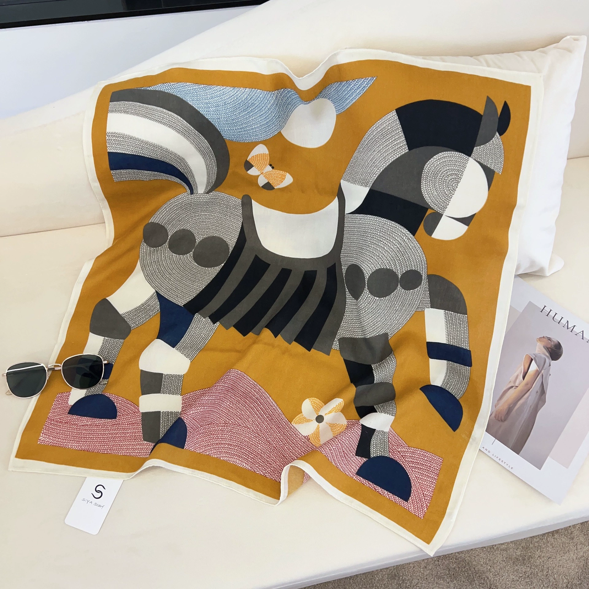 Petit carré 68 cm en velours imprimé view 4