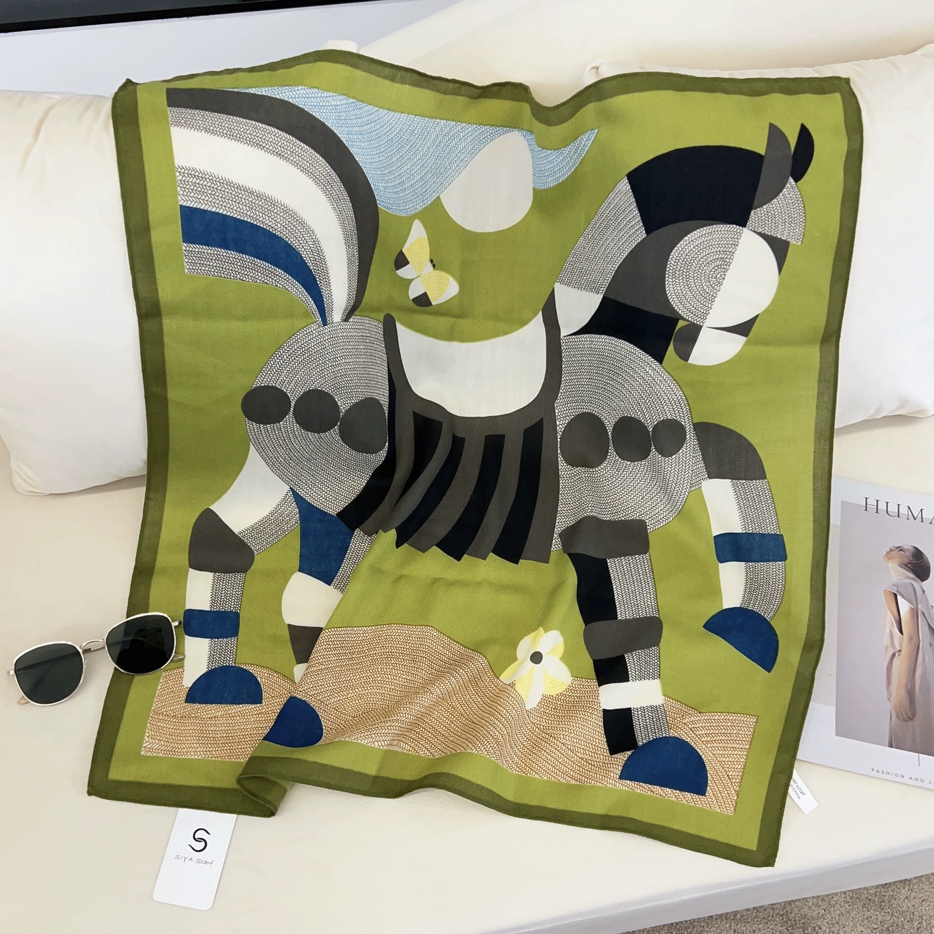 Petit carré 68 cm en velours imprimé view 6