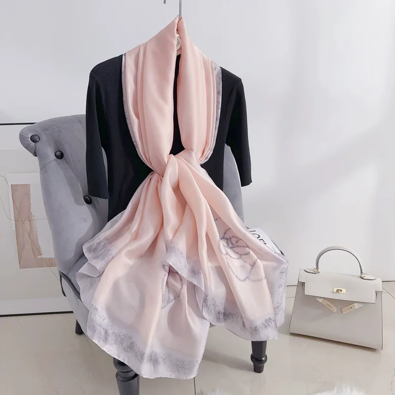 Chal de poliéster estampado de camelias