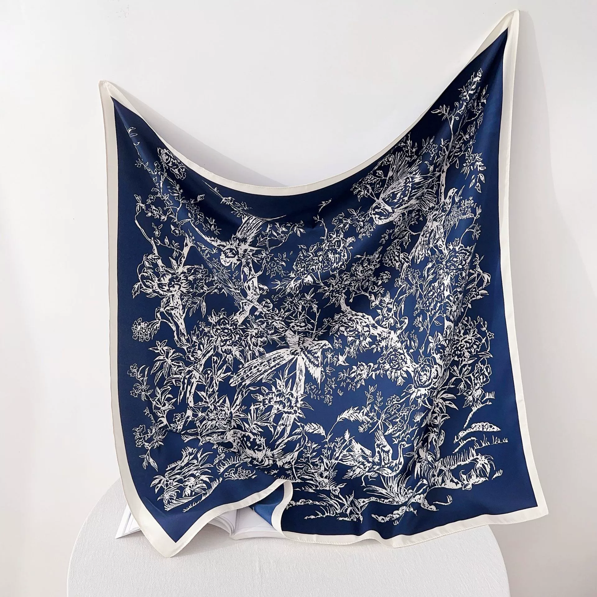 Pañuelo cuadrado 90 cm estampado view 4