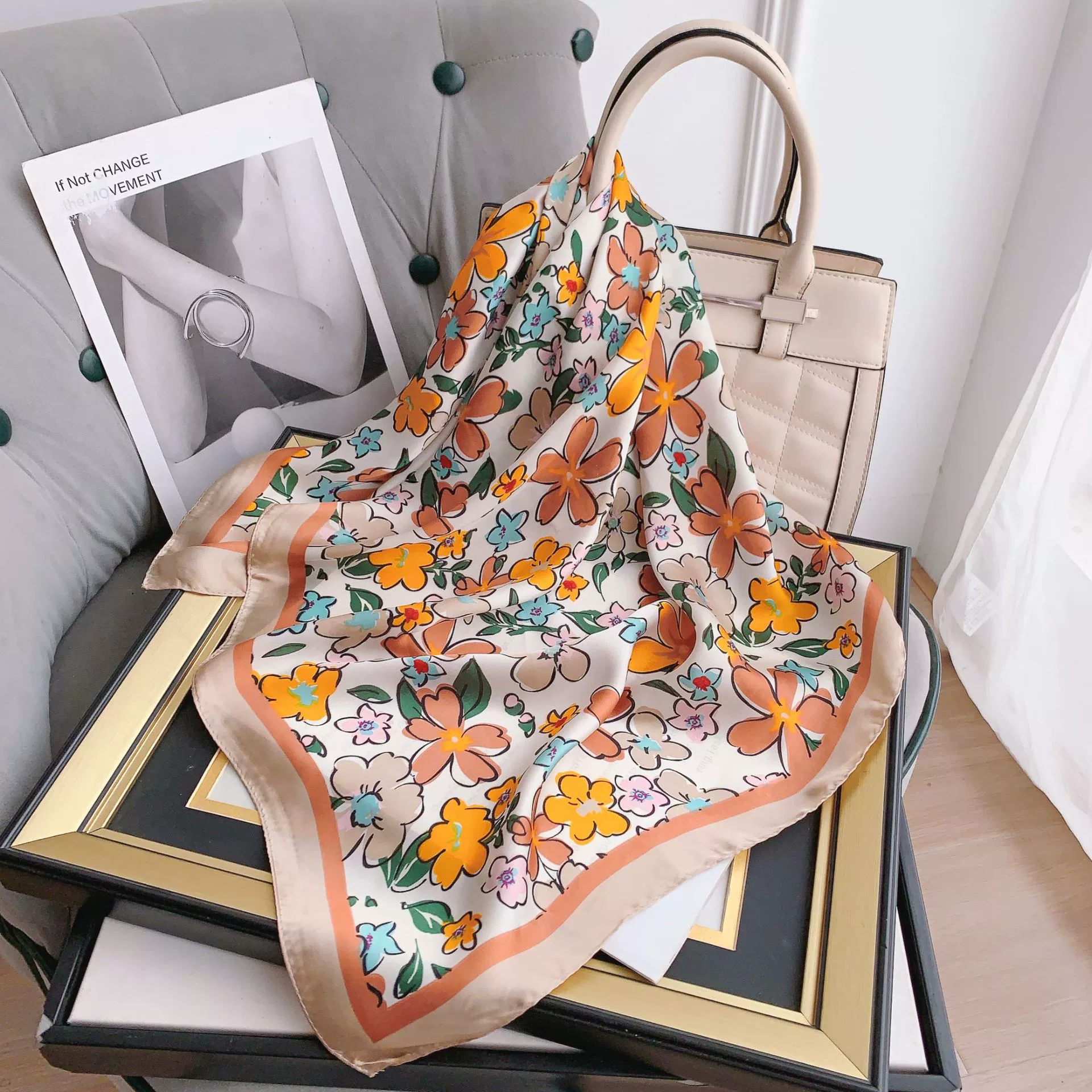 Pañuelo pequeño cuadrado 70 cm estampado floral view 3