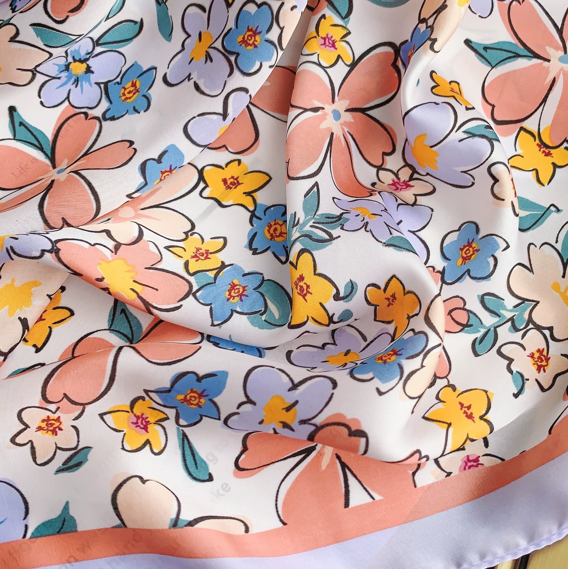 Pañuelo pequeño cuadrado 70 cm estampado floral view 4