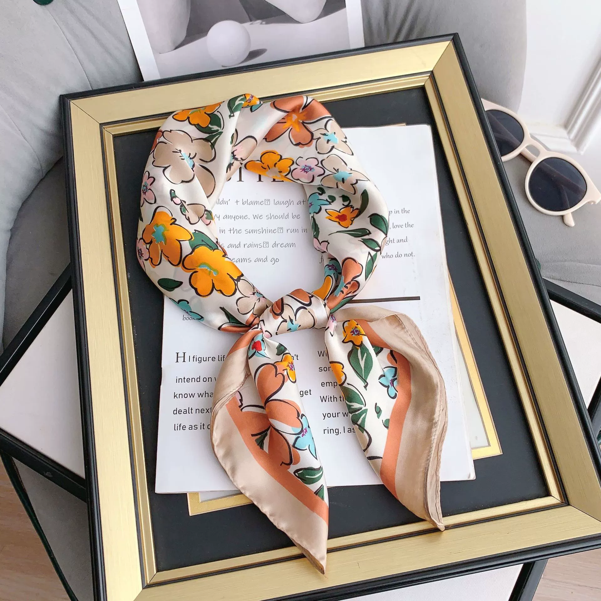 Pañuelo pequeño cuadrado 70 cm estampado floral view 6