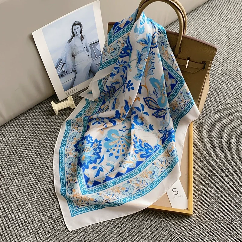 Petit carré polyester imprimé floral