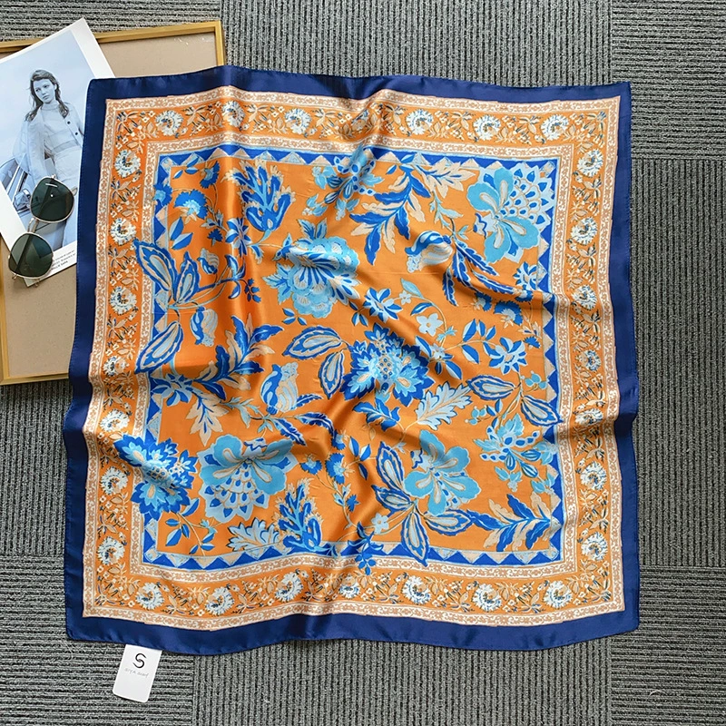 Petit carré polyester imprimé floral view 3