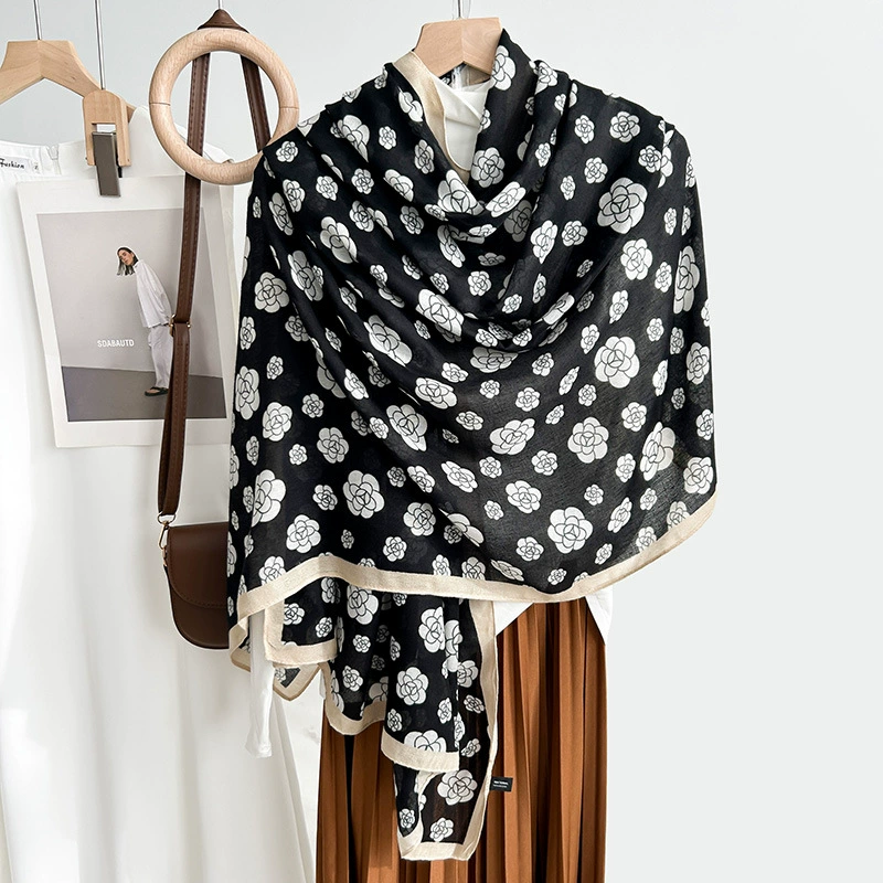 Foulard effet coton-lin à imprimé camélia view 2