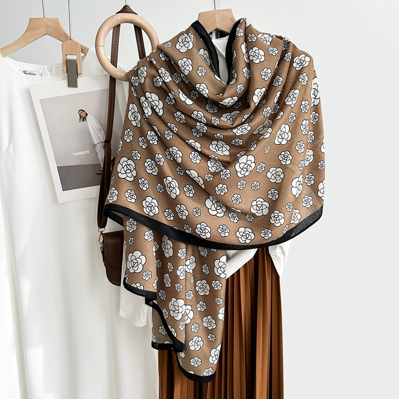 Foulard effet coton-lin à imprimé camélia view 4