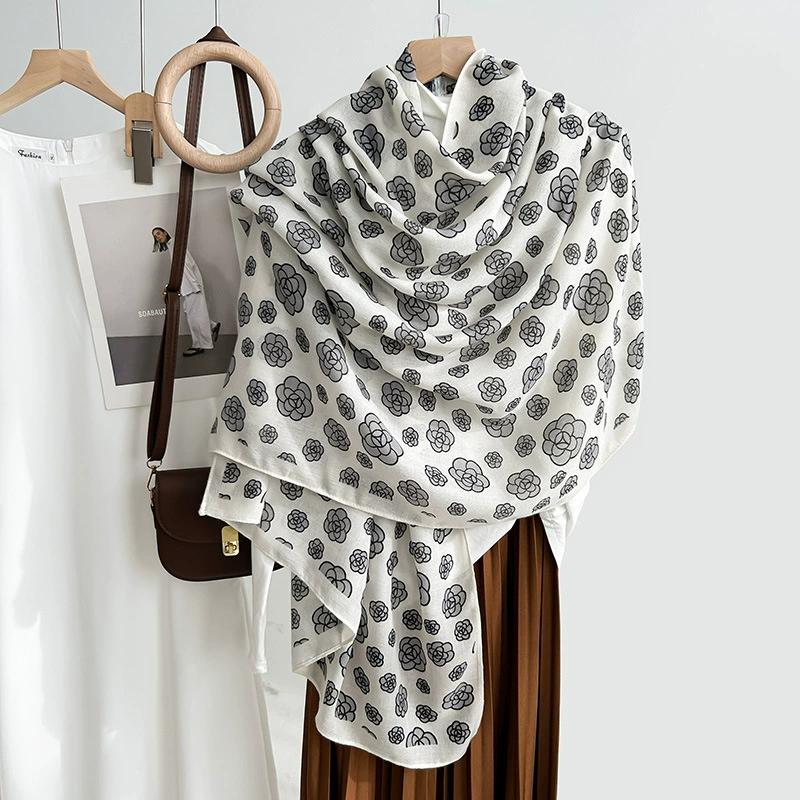 Foulard effet coton-lin à imprimé camélia view 6