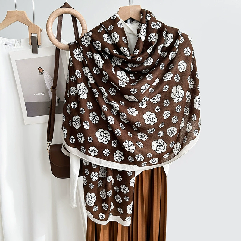 Foulard effet coton-lin à imprimé camélia view 8