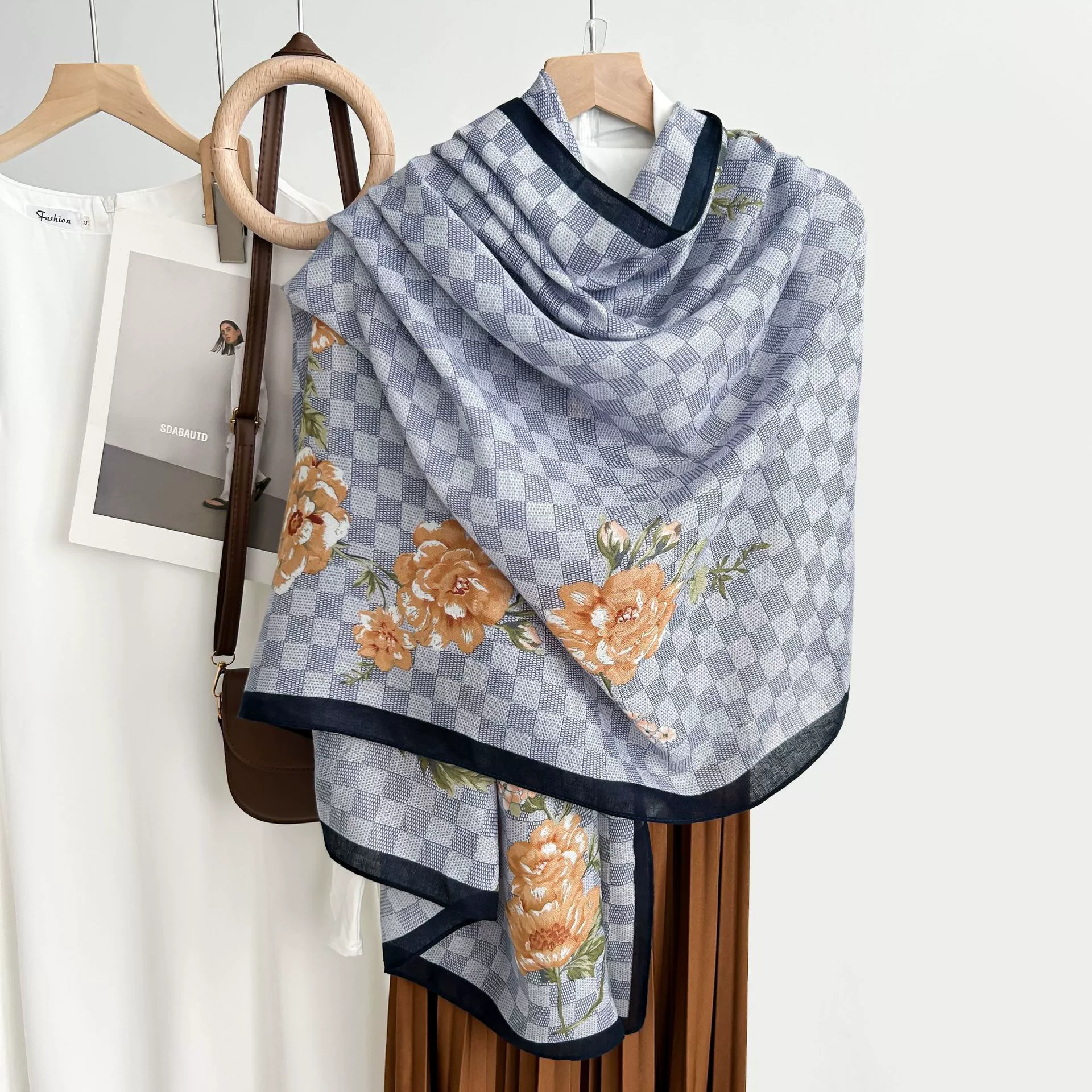 Foulard mélange coton-lin à couleur contrastée view 8