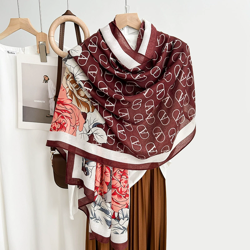 Foulard effet coton-lin à imprimé lettres view 7