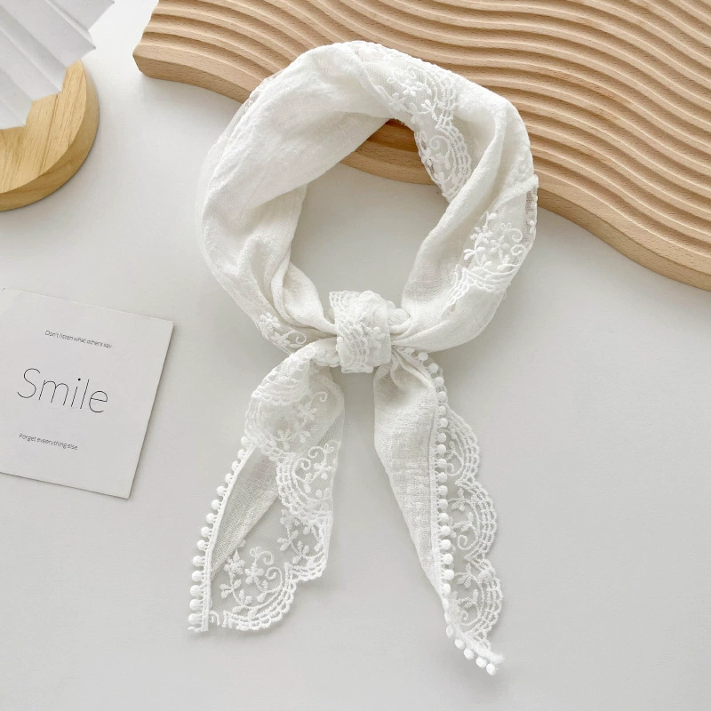 Foulard triangle en coton et lin avec dentelle view 6