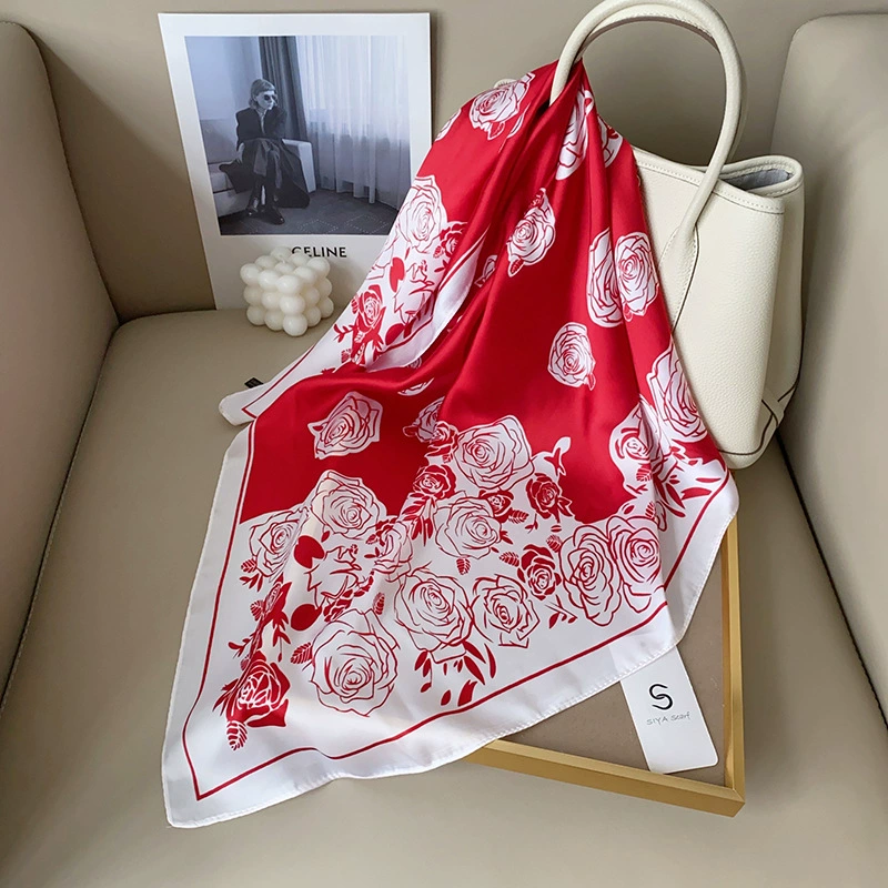 Pañuelo cuadrado de poliéster con estampado de rosas view 2
