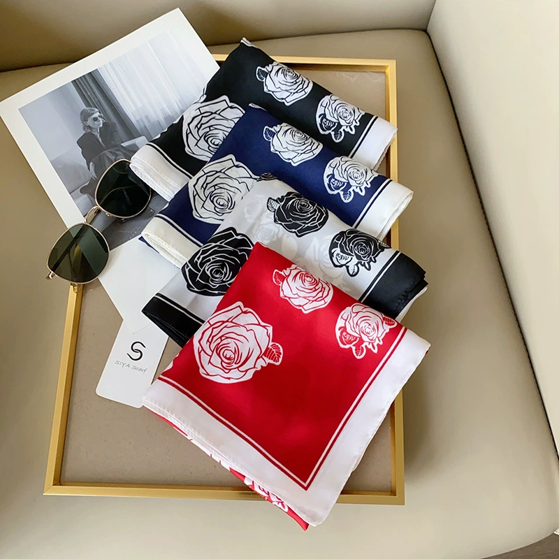 Pañuelo cuadrado de poliéster con estampado de rosas view 4