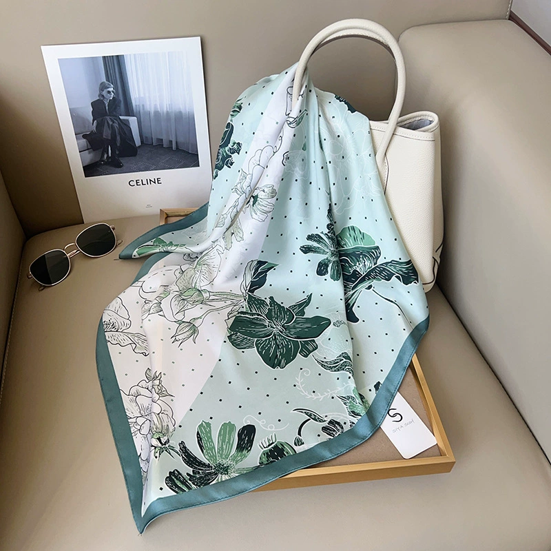 Carré en polyester motif floral