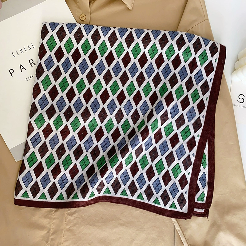 Pañuelo cuadrado de poliéster con estampado de rombos view 2