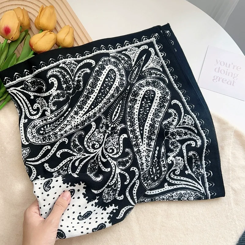 Carré en polyester motif cachemire